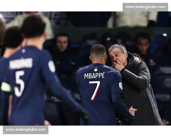 温情重逢！梅西通道内拥抱恩里克 巴黎老友跨越胜负的足坛情谊