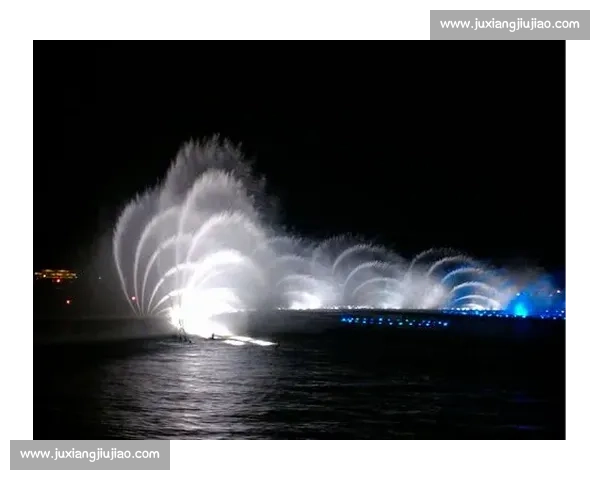 夜骑西湖:杭州青年的浪漫通勤美学 夜骑西湖:杭州青年的浪漫通勤美学
