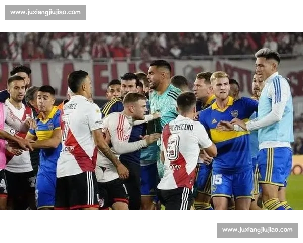 点球争议 + 替补席染红!博卡 2-0 领先遭逆转,球员怒斥裁判 点球争议 + 替补席染红!博卡 2-0 领先遭逆转,球员怒斥裁判