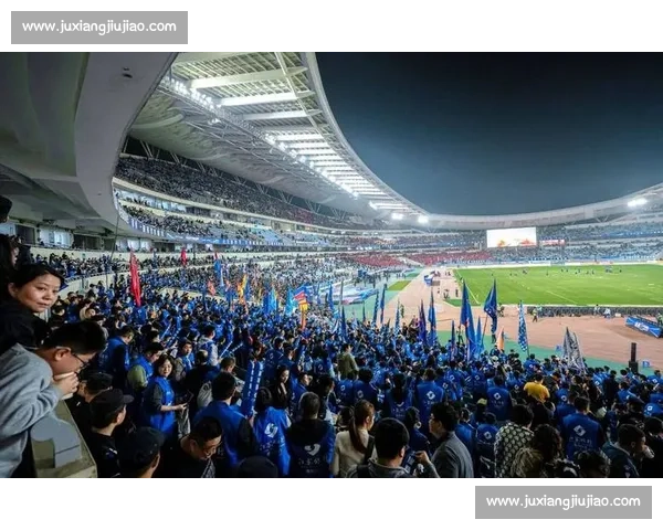 苏超球迷赛后 “最帅捡垃圾” 人走场净成文明标杆